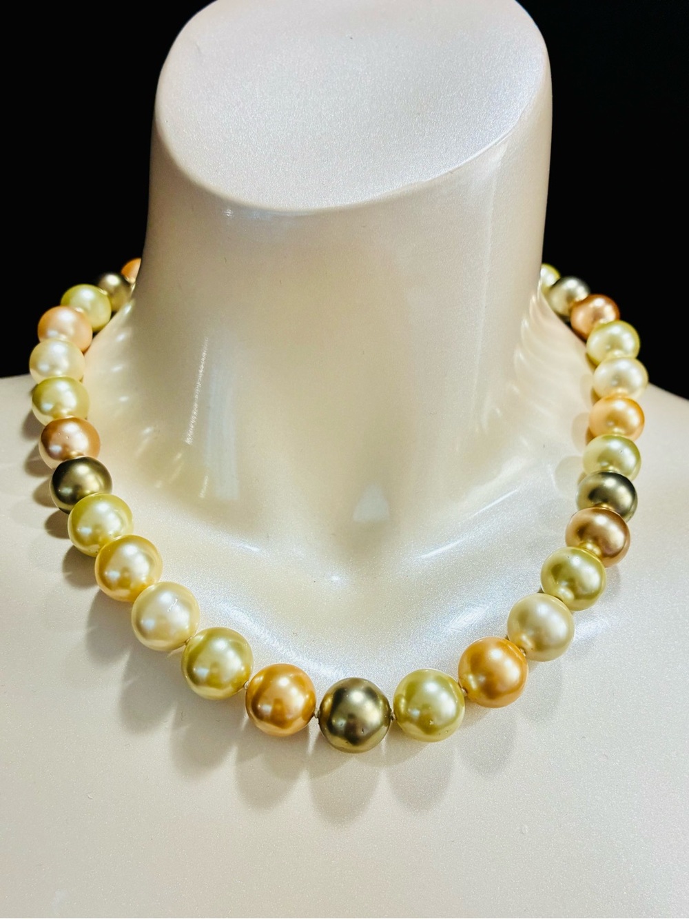 VTG Multicolored Tahitian Style Pearl Necklace in Gold, Green & Champagne Hues